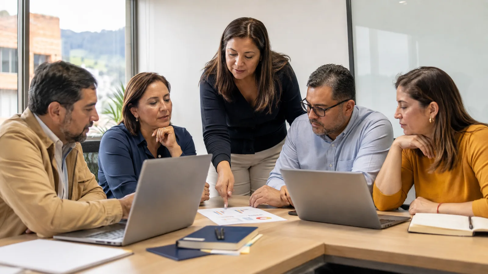 Equipo empresarial aplicando herramientas de inteligencia artificial a tareas de trabajo